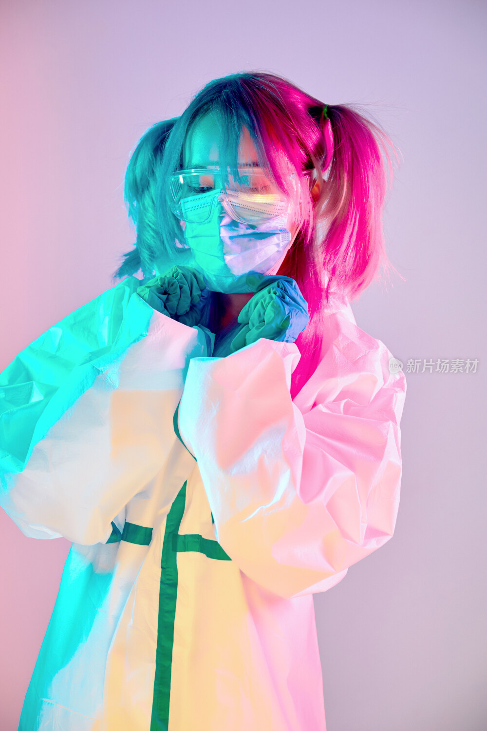 赛博朋克风格穿防护服戴口罩护目镜的少女