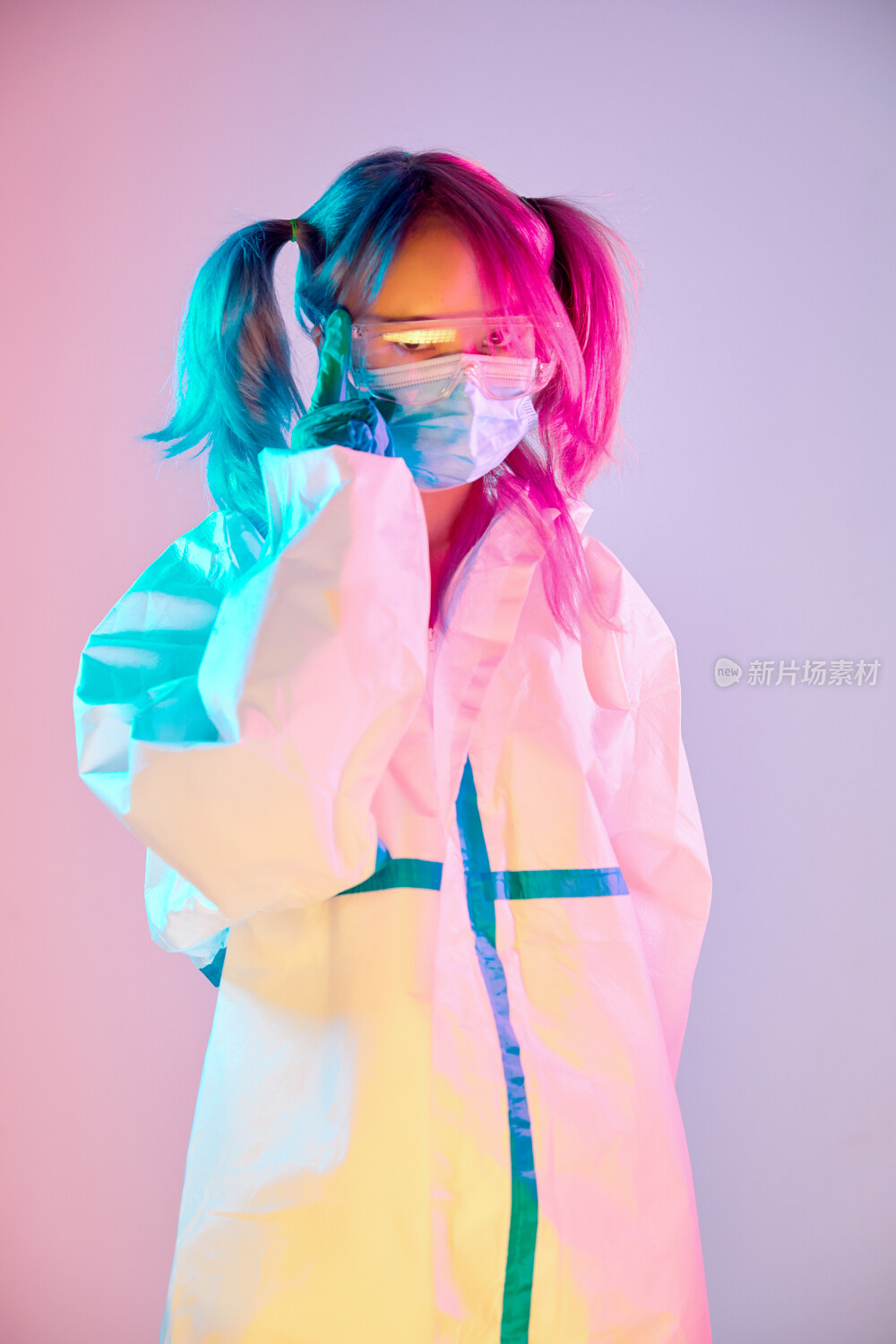 赛博朋克风格穿防护服戴口罩护目镜的少女