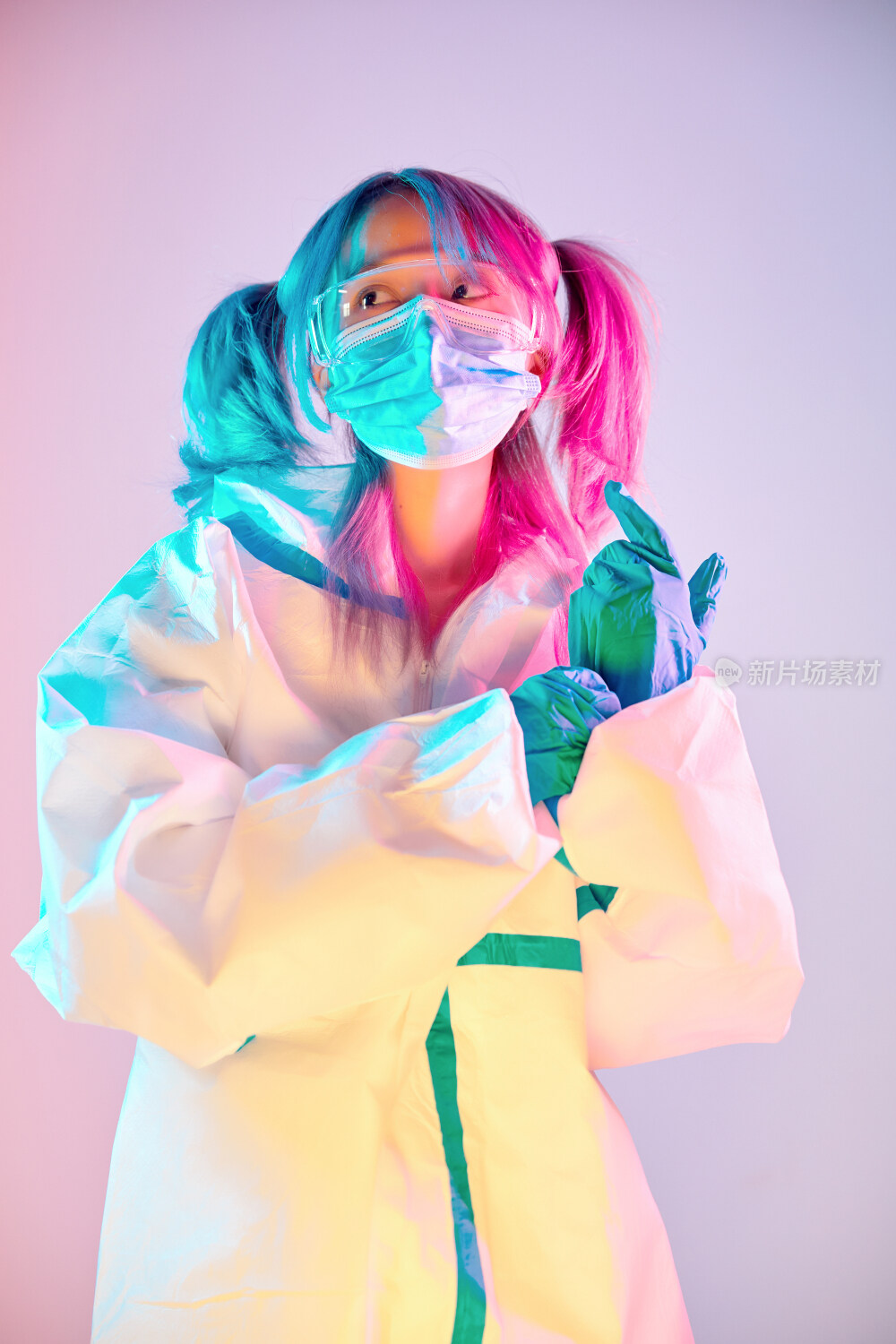 赛博朋克风格穿防护服戴口罩护目镜的少女