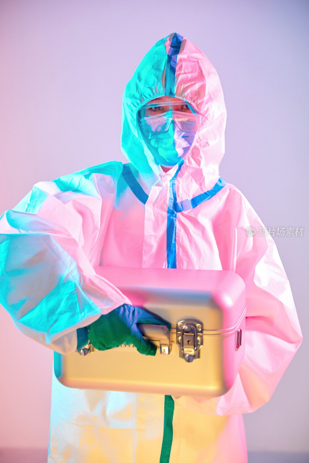 赛博朋克风格穿防护服戴口罩护目镜的少女