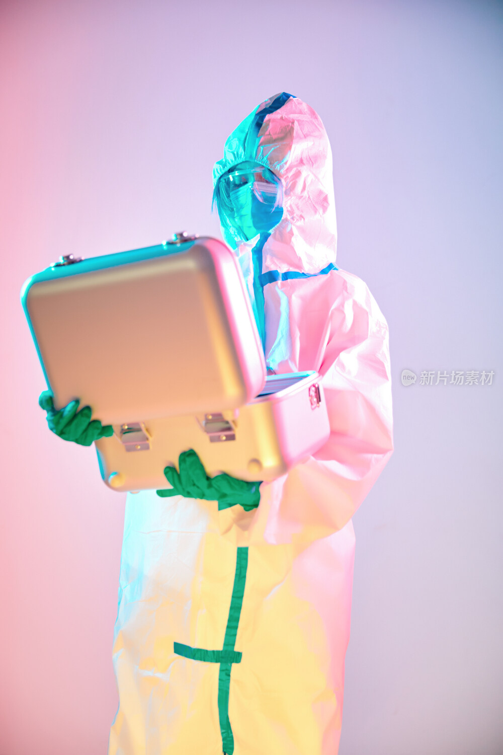 赛博朋克风格穿防护服戴口罩护目镜的少女