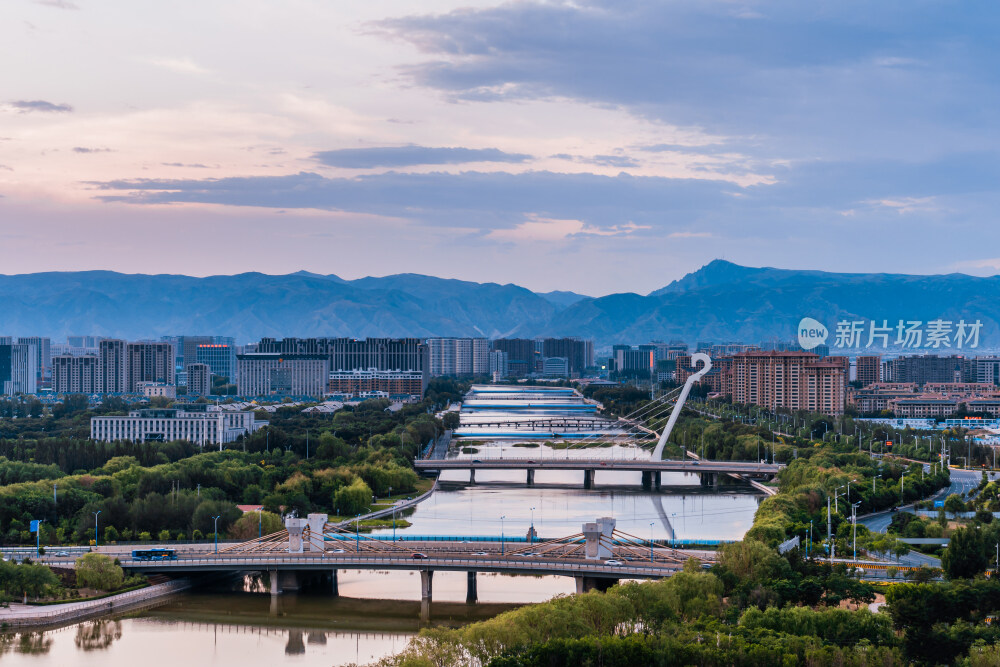 中国内蒙古呼和浩特马头琴桥黄昏风光