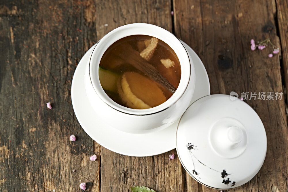 松茸鲍鱼老鸡滋补汤