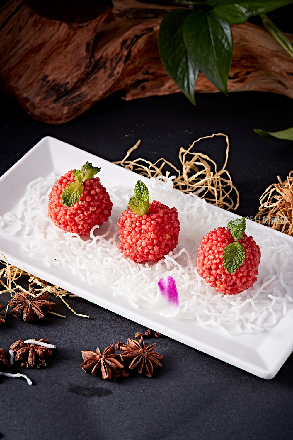 白瓷盘装的精美摆盘的荔枝大虾球