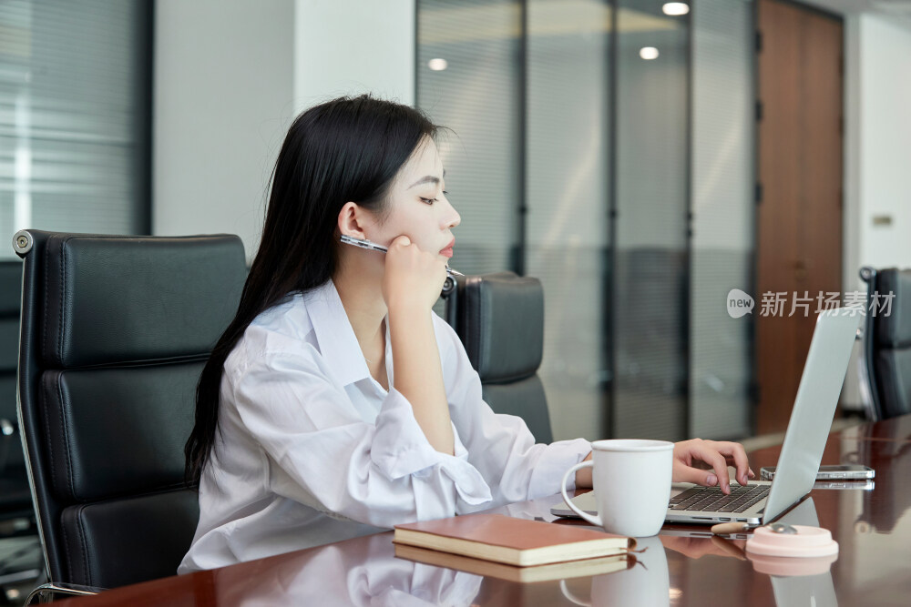 在室内使用电脑办公的亚洲白领女性