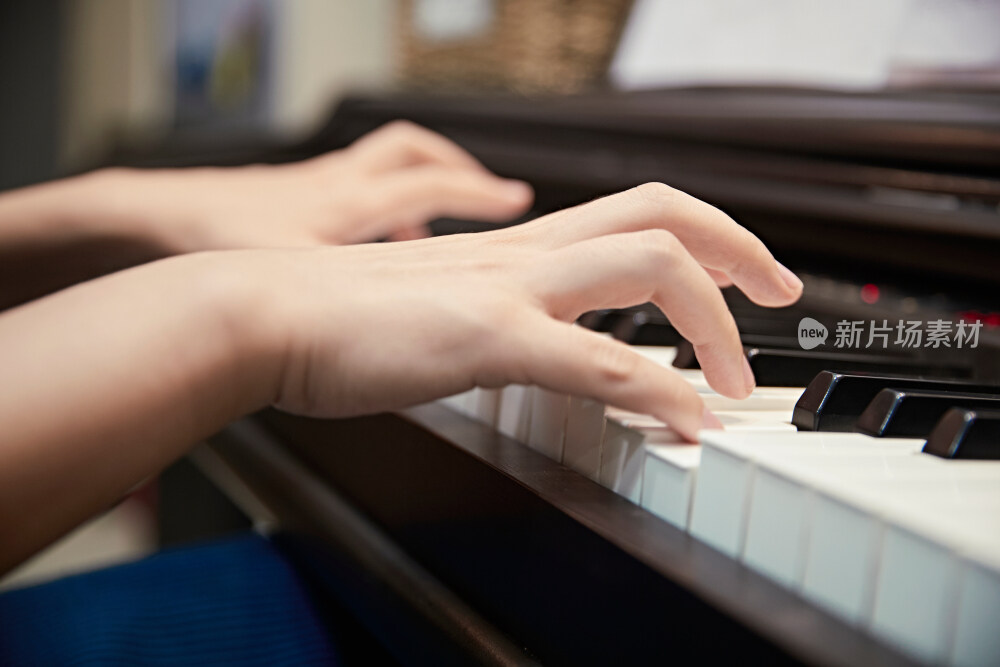 演奏钢琴的亚洲少女