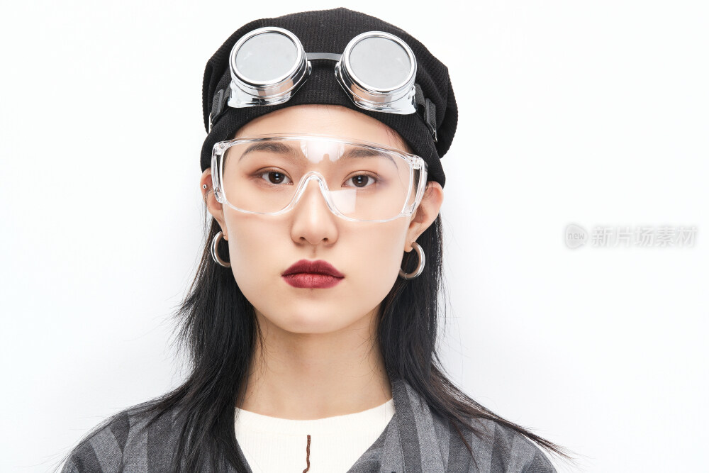 手持电子游戏操控器的亚洲少女