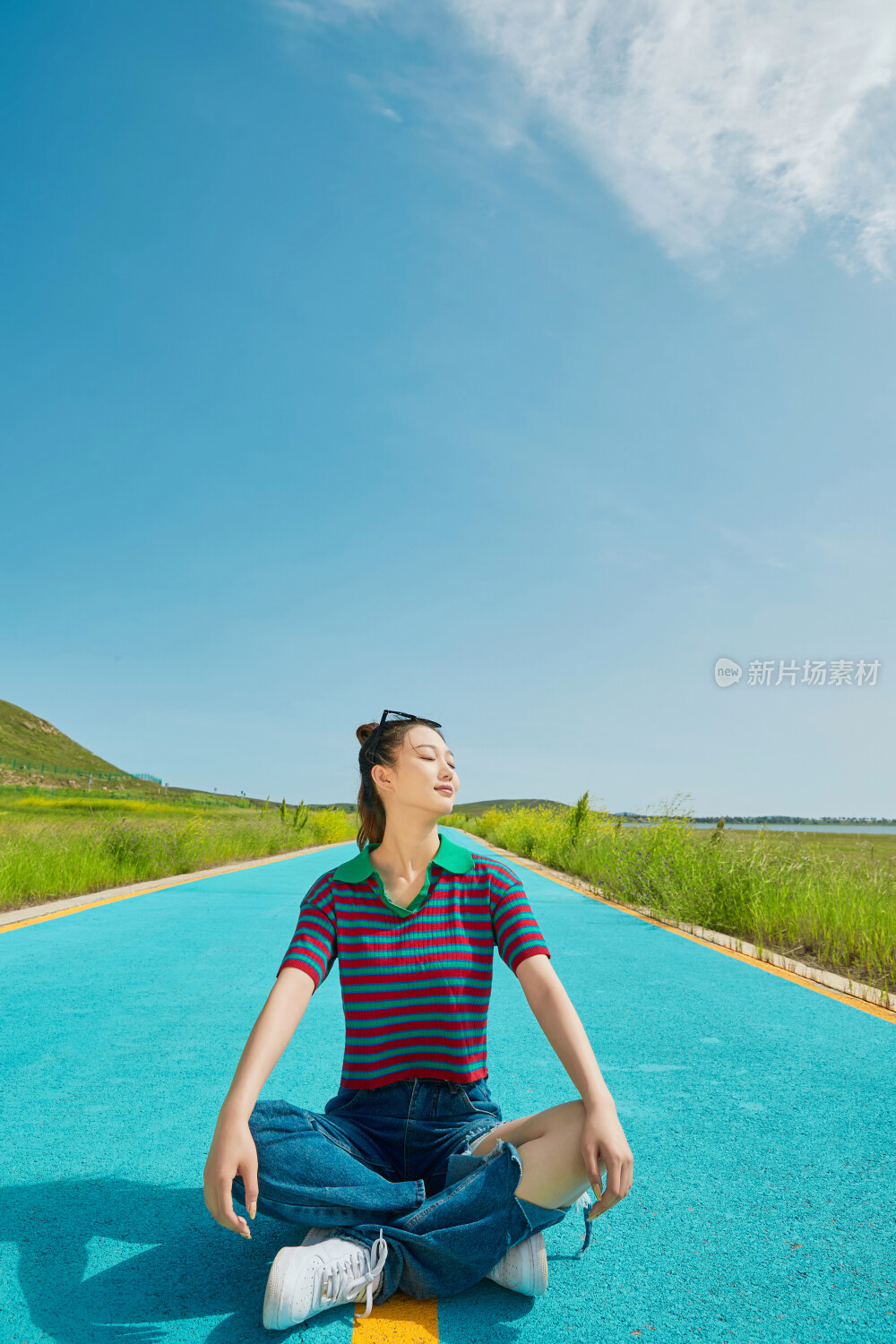 夏日湖边彩色公路上的亚洲少女