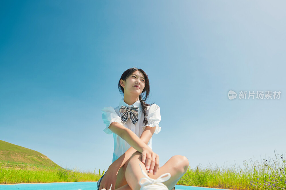 夏日湖边彩色公路上的亚洲少女