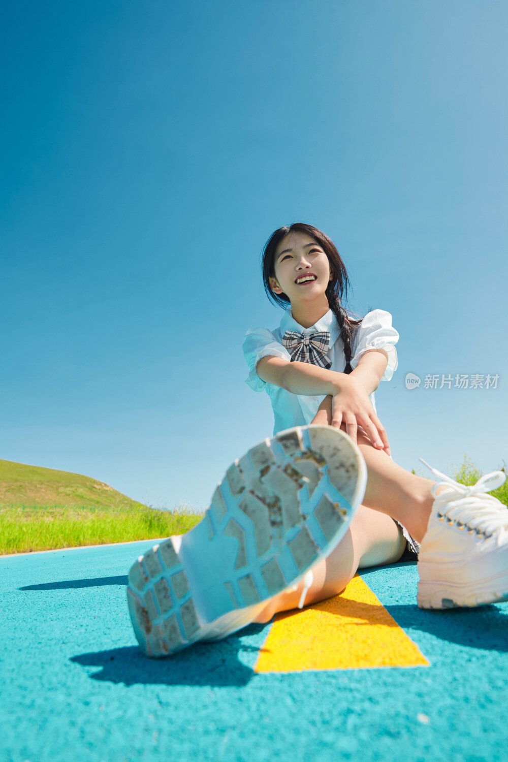 夏日湖边彩色公路上的亚洲少女