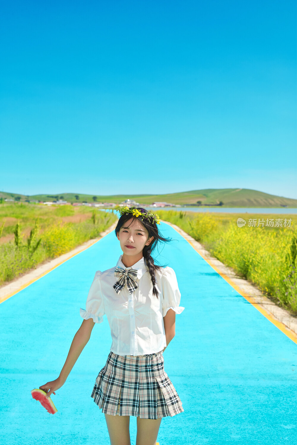 夏日户外湖边彩色公路上玩耍吃西瓜的少女