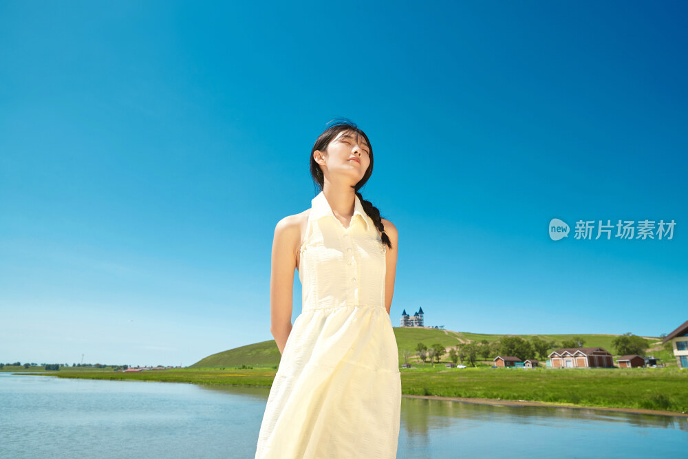 夏日户外湖边彩色公路上玩耍吃西瓜的少女