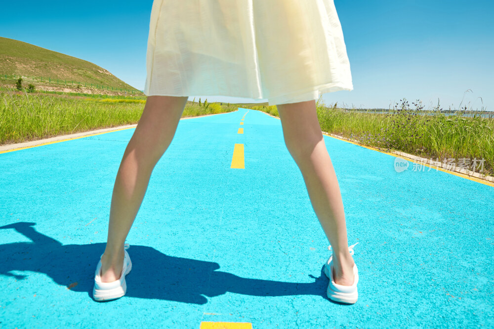 夏日户外湖边彩色公路上玩耍吃西瓜的少女