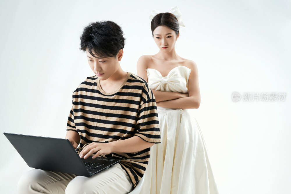 沉浸在网络恋爱世界的青年男女