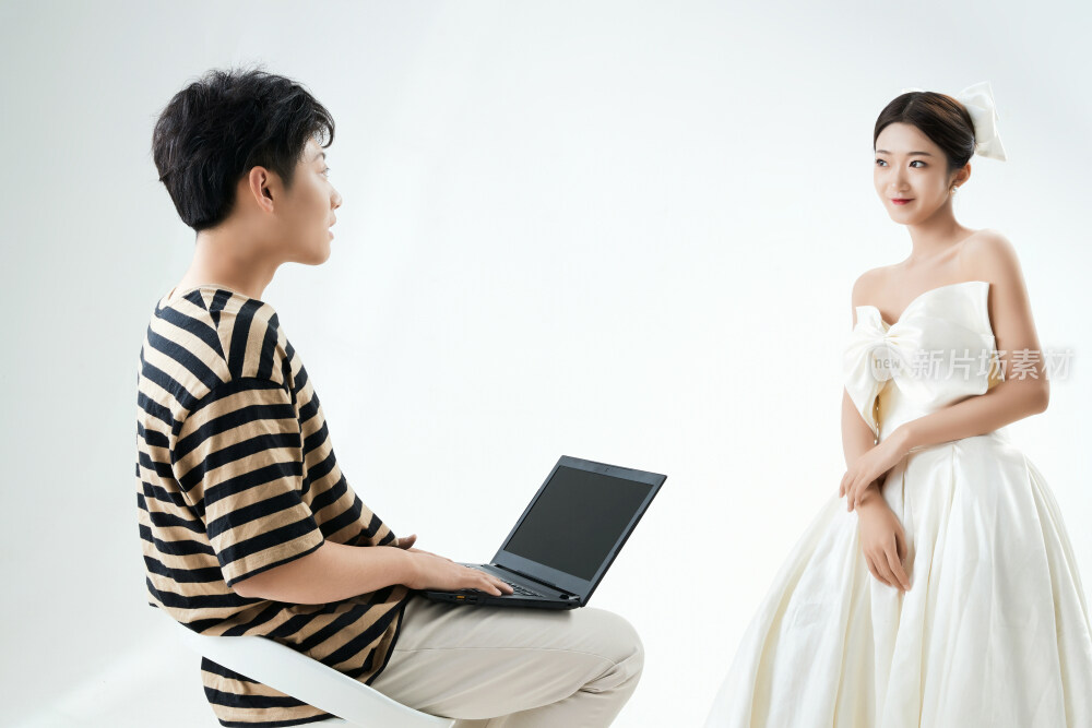 沉浸在网络恋爱世界的青年男女