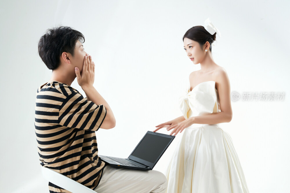 沉浸在网络恋爱世界的青年男女