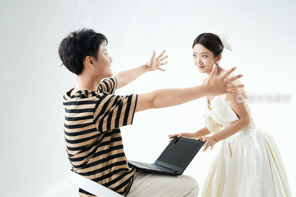 沉浸在网络恋爱世界的青年男女