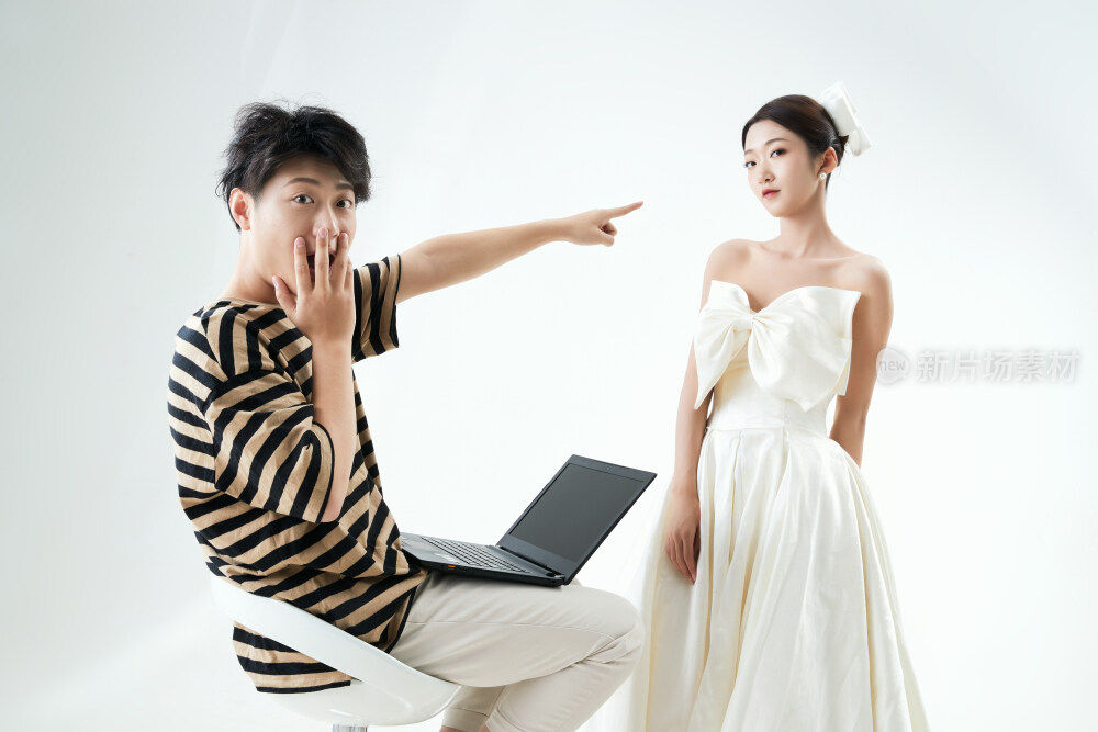 沉浸在网络恋爱世界的青年男女