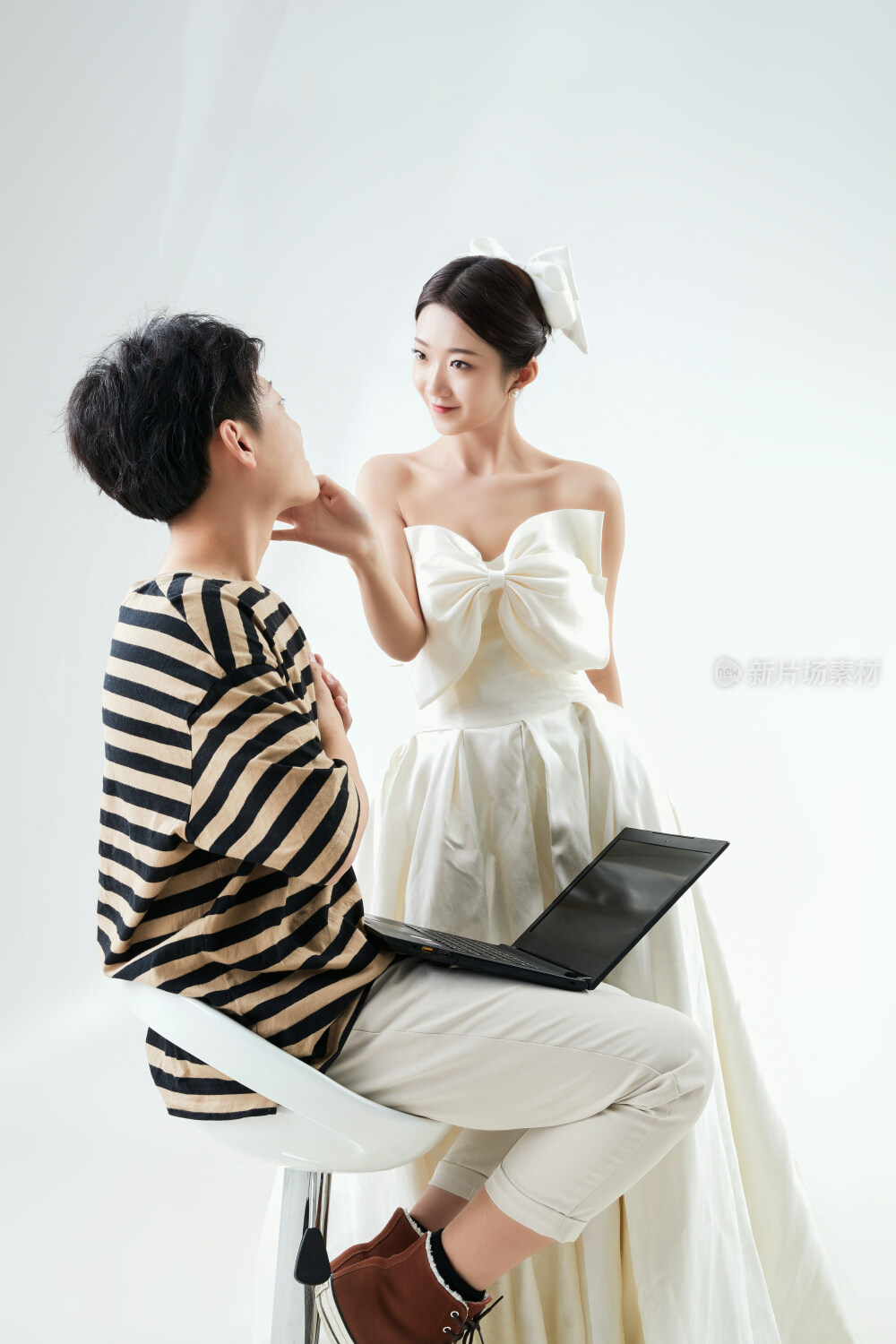 沉浸在网络恋爱世界的青年男女