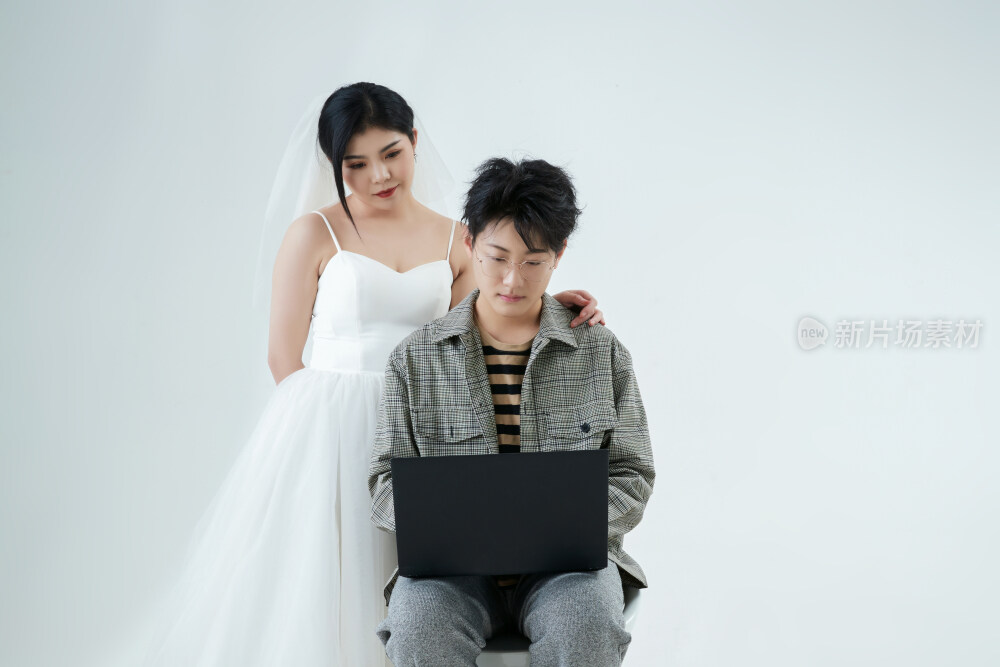 沉浸在网络恋爱世界的青年男女