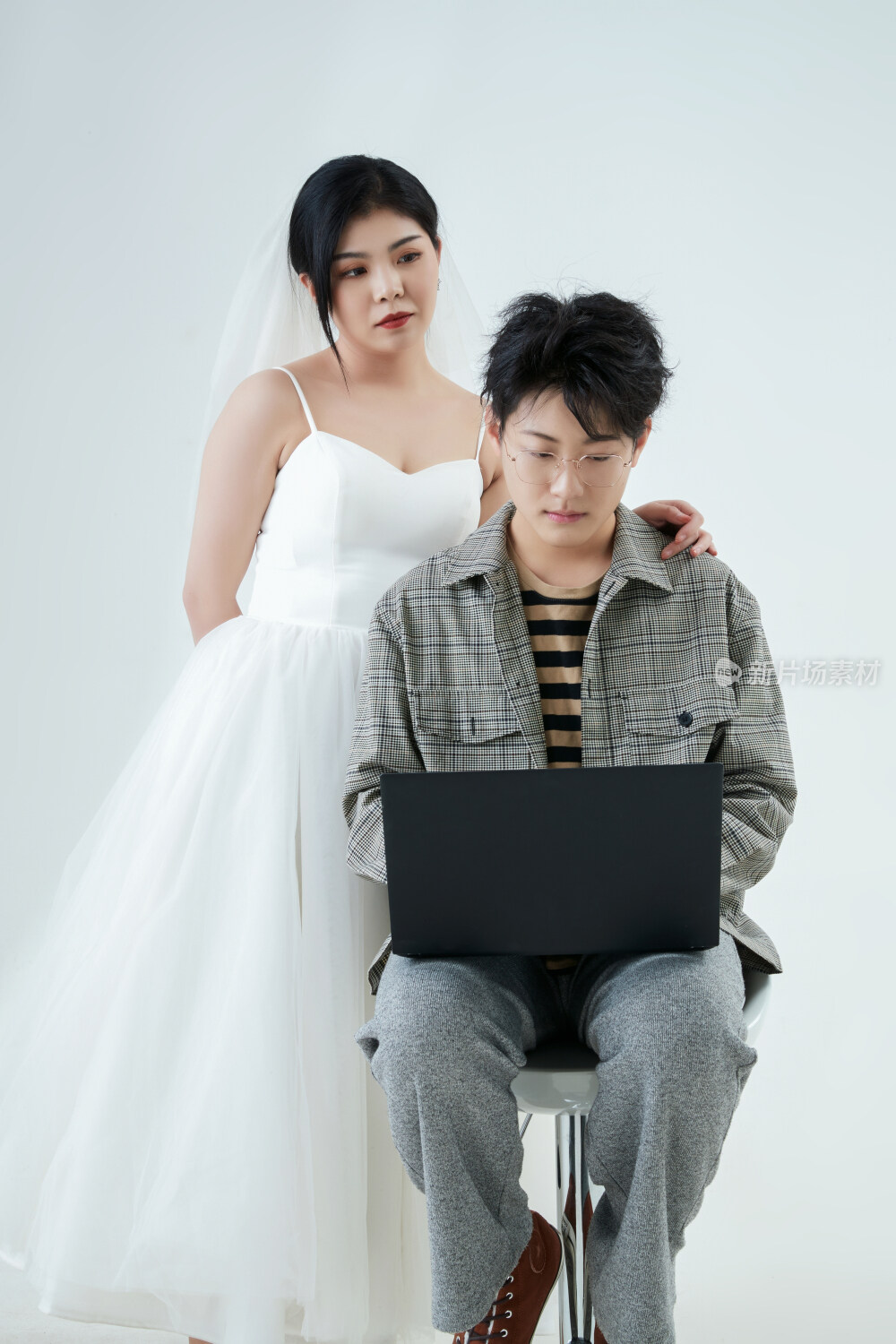 沉浸在网络恋爱世界的青年男女