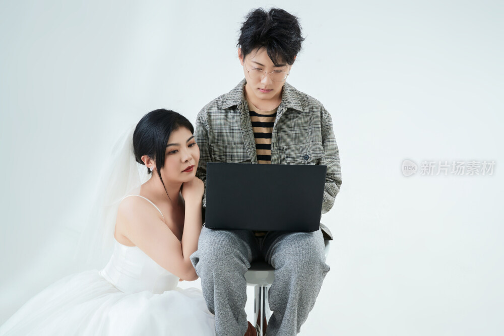 沉浸在网络恋爱世界的青年男女