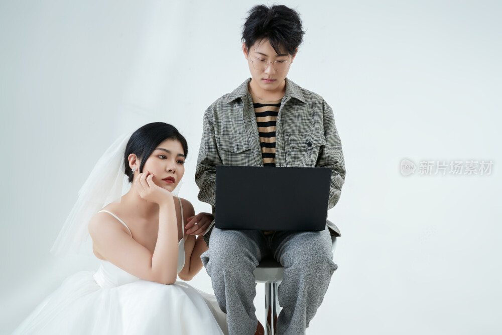 沉浸在网络恋爱世界的青年男女