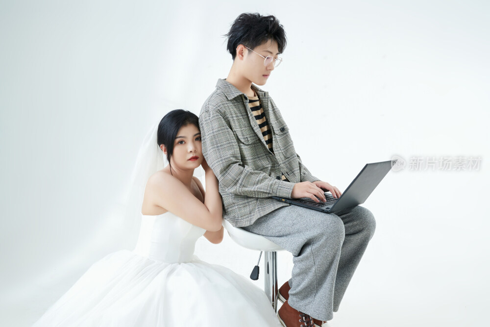 沉浸在网络恋爱世界的青年男女