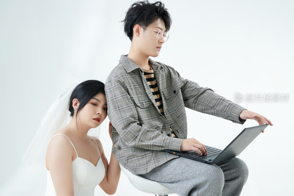 沉浸在网络恋爱世界的青年男女