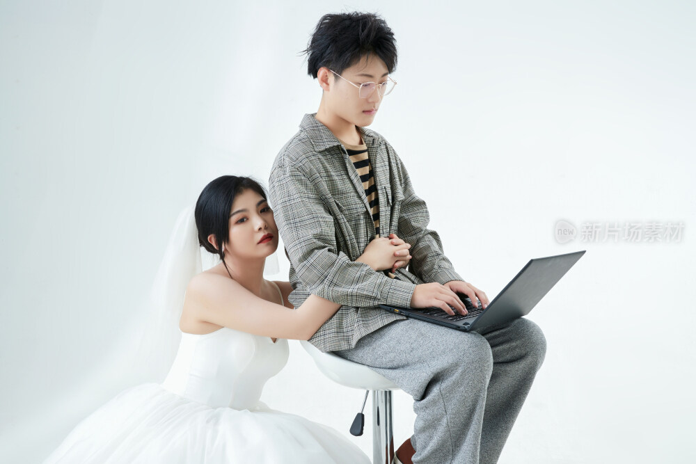 沉浸在网络恋爱世界的青年男女