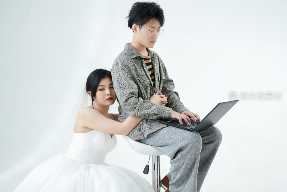 沉浸在网络恋爱世界的青年男女