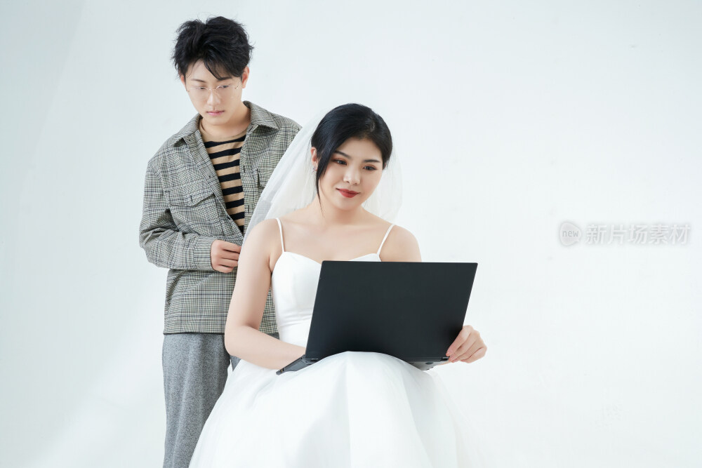 沉浸在网络恋爱世界的青年男女