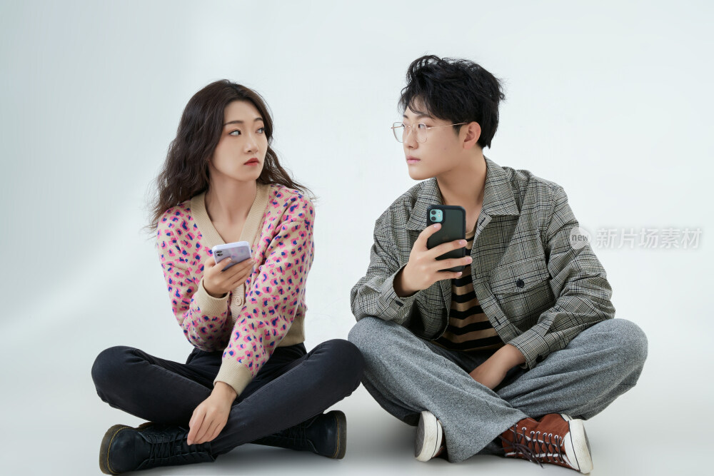 沉浸在网络恋爱世界的青年男女