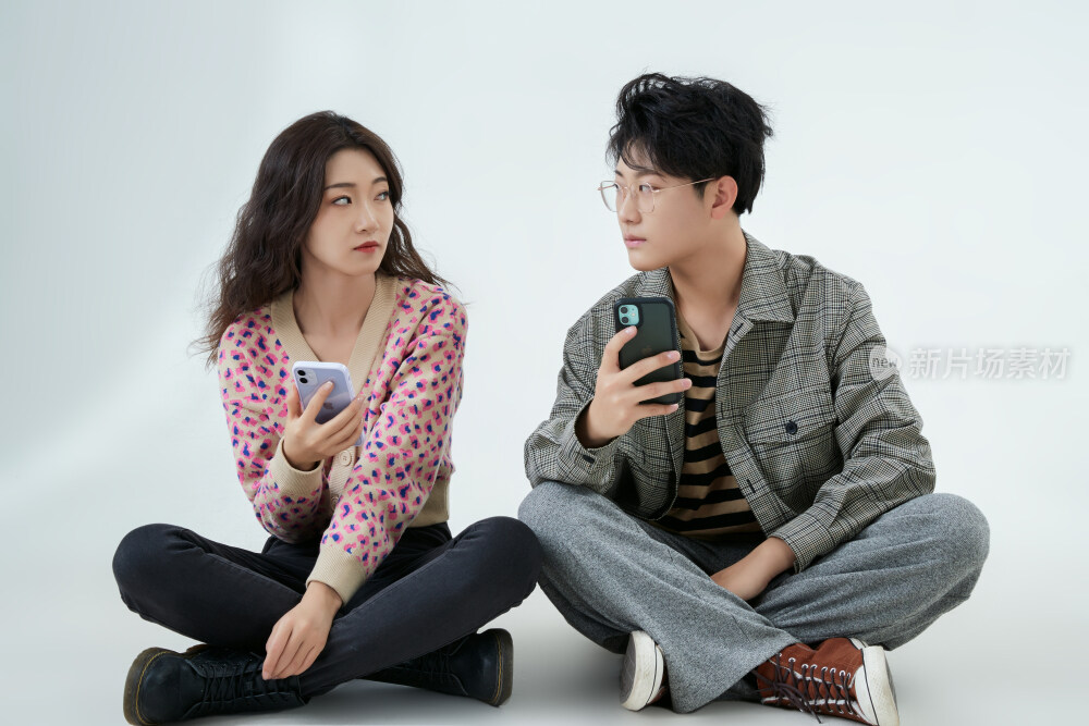 沉浸在网络恋爱世界的青年男女