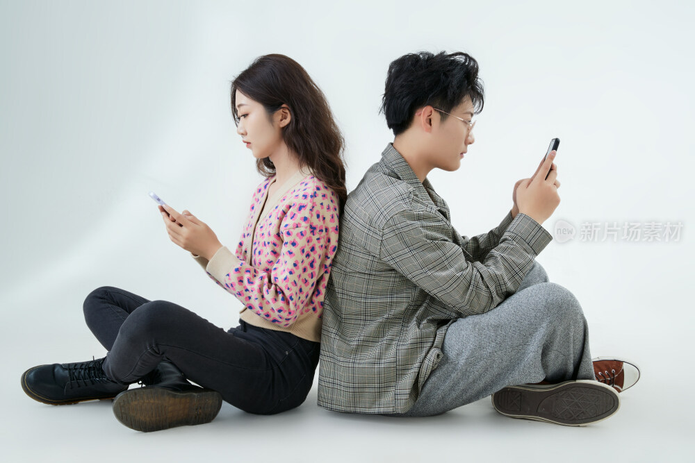 沉浸在网络恋爱世界的青年男女