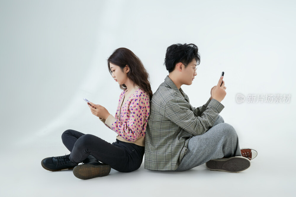 沉浸在网络恋爱世界的青年男女