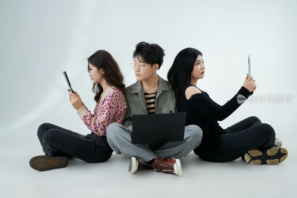 沉浸在网络恋爱世界的青年男女