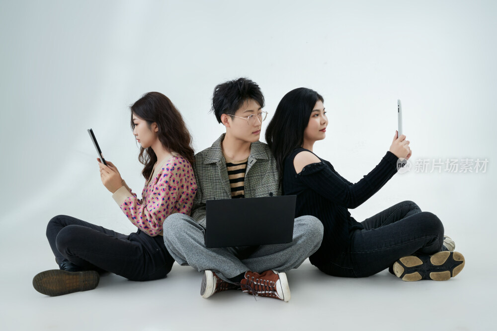 沉浸在网络恋爱世界的青年男女