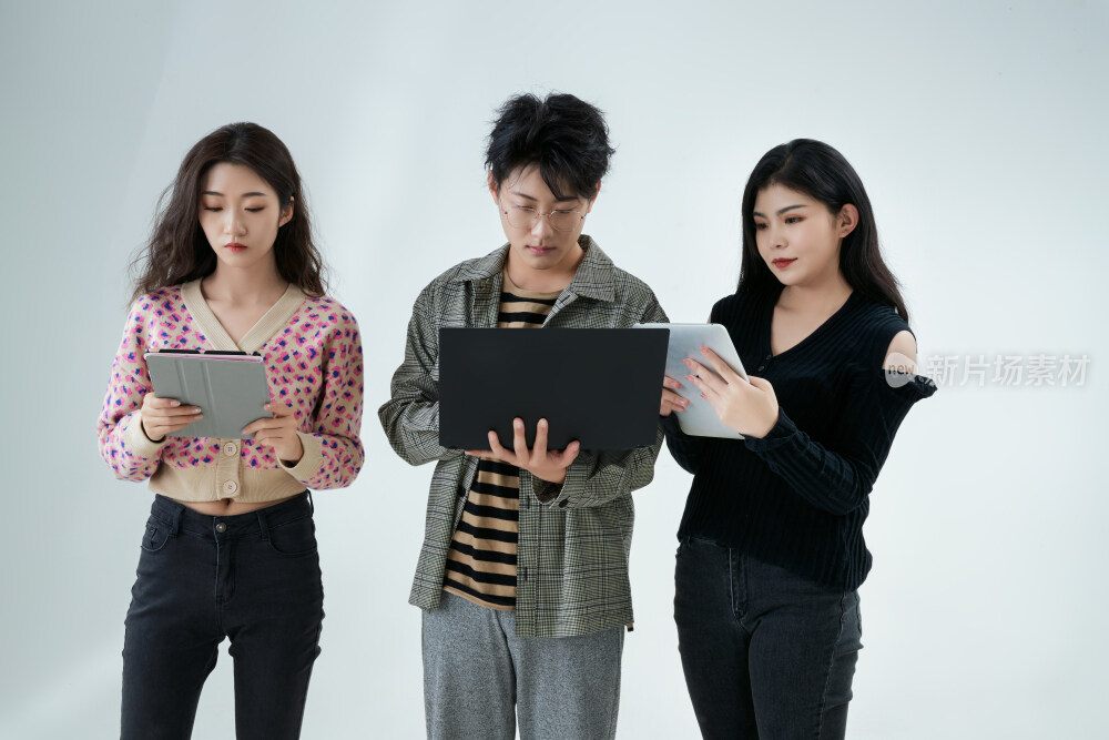 沉浸在网络恋爱世界的青年男女