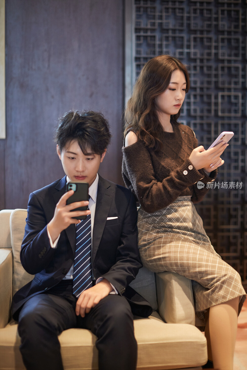 沉浸在网络恋爱世界的青年男女