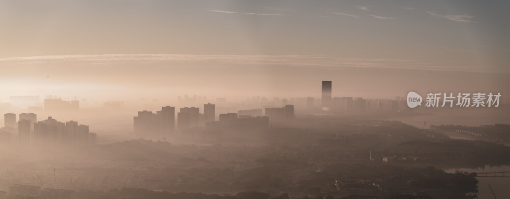 晨雾中的城市