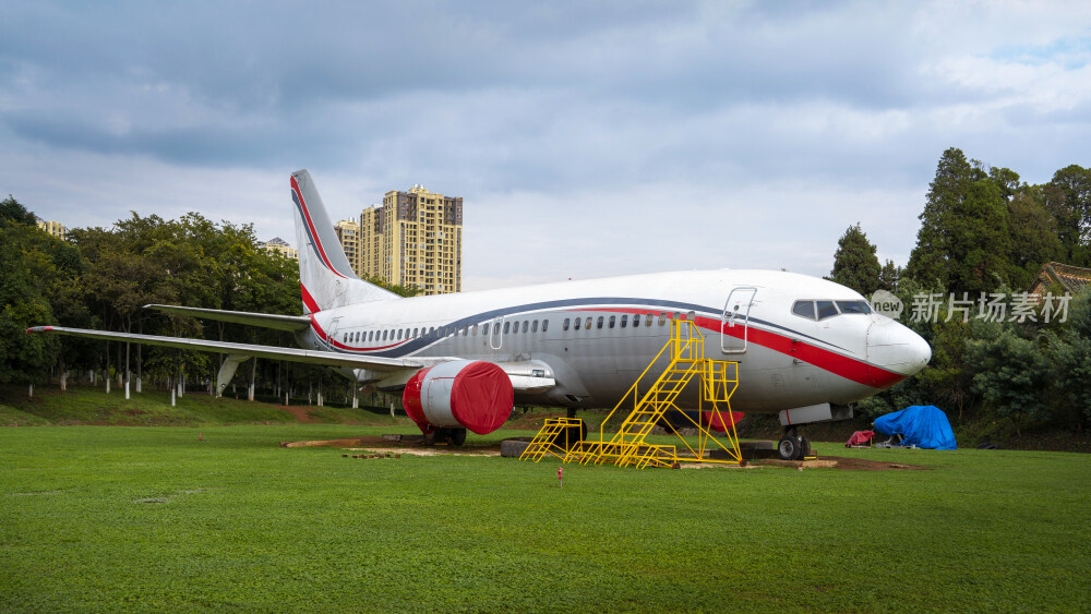 大学校园内停放的飞机