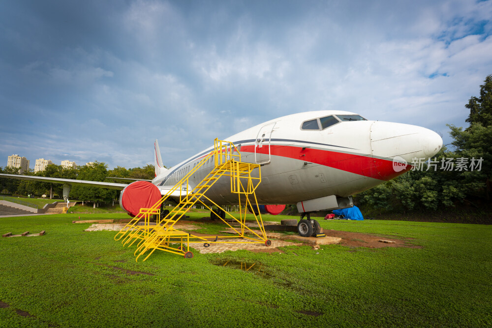 大学校园内停放的飞机