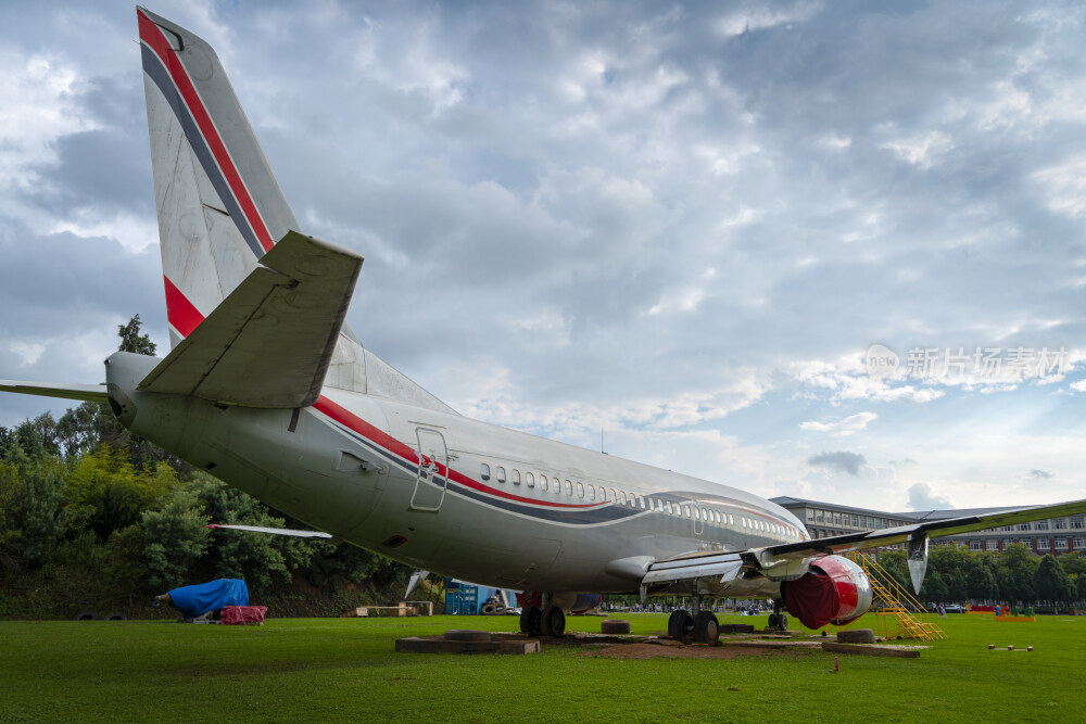 大学校园内停放的飞机