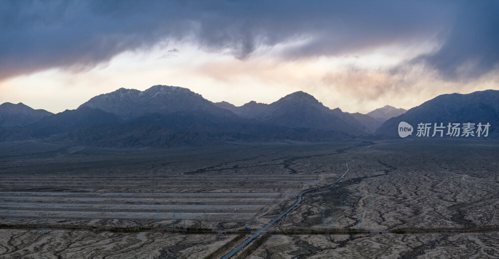 青海德令哈的光伏发电站与雪山