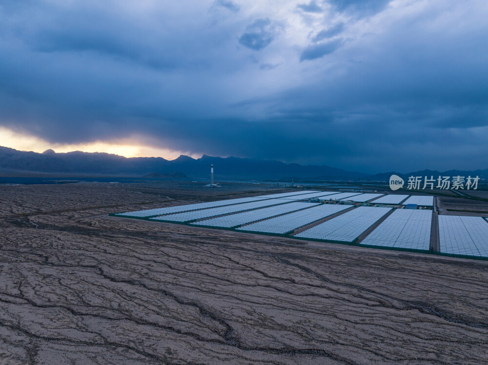 青海德令哈的光伏发电站与雪山