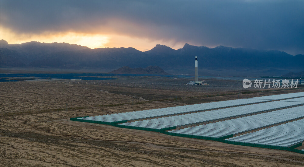 青海德令哈的光伏发电站与雪山
