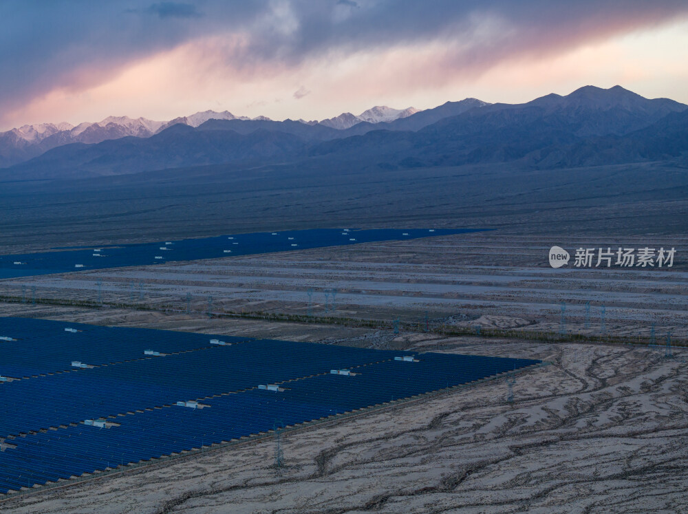 青海德令哈的光伏发电站与雪山