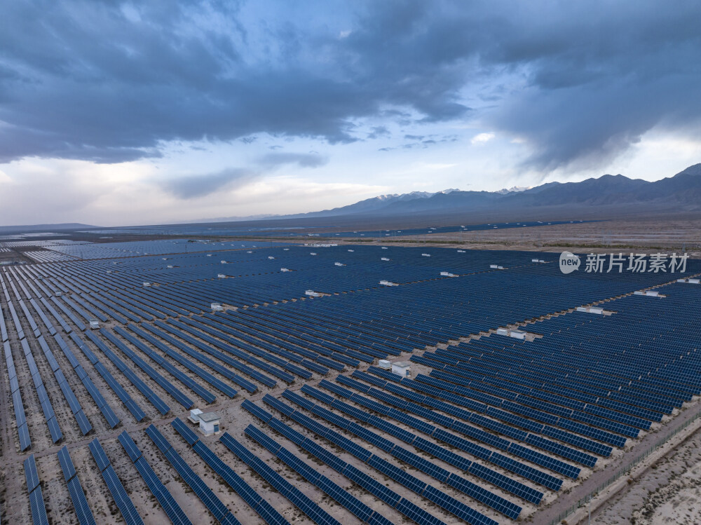 青海德令哈的光伏发电站与雪山