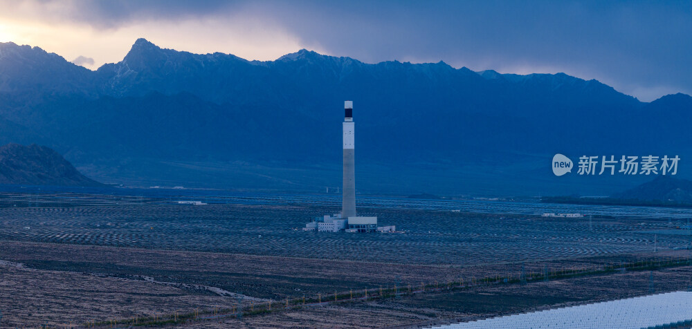 青海德令哈的光伏发电站与雪山